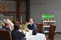 Familie Stekker: Das ist das Besondere an Frühstück sucht Gast: die Gastgeber (hier Betina) sitzen mit am Tisch.