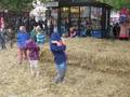 Begeistert spielten die Kinder im Stroh, hier konnten sie sich nach Herzenslust austoben.